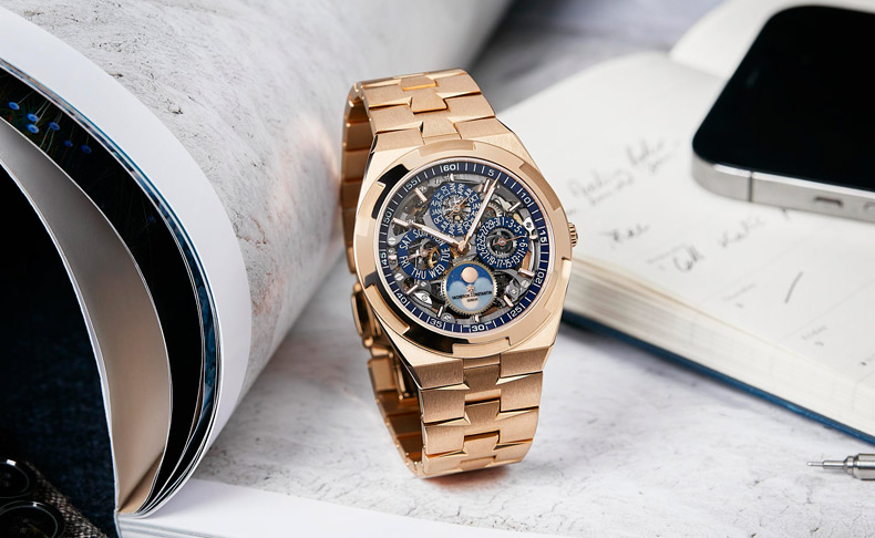 2022新作 ブルーダイヤルを縁取るピンクゴールドの新たなスタイリング。ヴァシュロン・コンスタンタン「オーヴァーシーズ・エクストラフラット・パーペチュアルカレンダー・スケルトン」