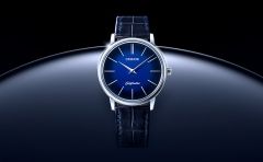 2026新作 漆芸の新たな可能性を探求した薄型メカニカル限定モデルが登場。幾重もの漆の層が織りなす、奥深い青のグラデーションダイヤル。クレドール「ゴールドフェザー 漆芸ダイヤル 限定モデル」
