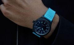 2026新作 IWCがジョージ・ラッセルとタッグを組み、ドライバーのシグネチャーである “ブルー”を基調とした限定モデル「パイロット・ウォッチ・クロノグラフ 41・ジョージ・ラッセル」「パイロット・ウォッチ・オートマティック 41・ジョージ・ラッセル」を発表