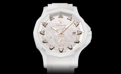 2026新作 ホワイトトーンで描く、セラミックと隕石にゴールドの意匠を重ねた、アバンギャルドな表情。コルム「アドミラル 42 オートマティック」