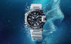 2026新作 “MR-G”30周年を記念した特別モデル。ISO200m潜水用防水性能を備えた本格ダイバーズウオッチ“FROGMAN”。極地の海で形成される氷柱「ブライニクル」をモチーフにした“MR-G”