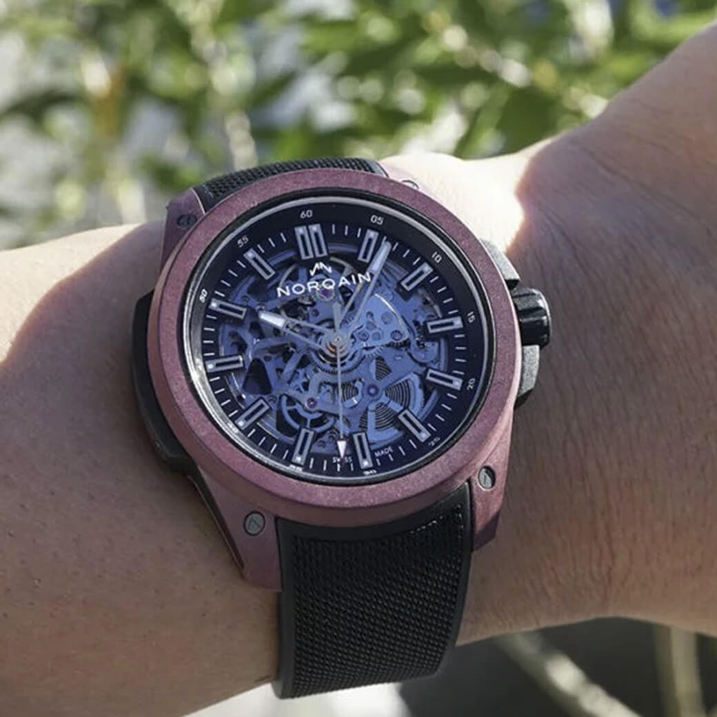コラム:夏の夕暮れを纏う特別な時計:ノルケイン ワイルドワンスケルトン バーガンディモデルの魅力を探る
