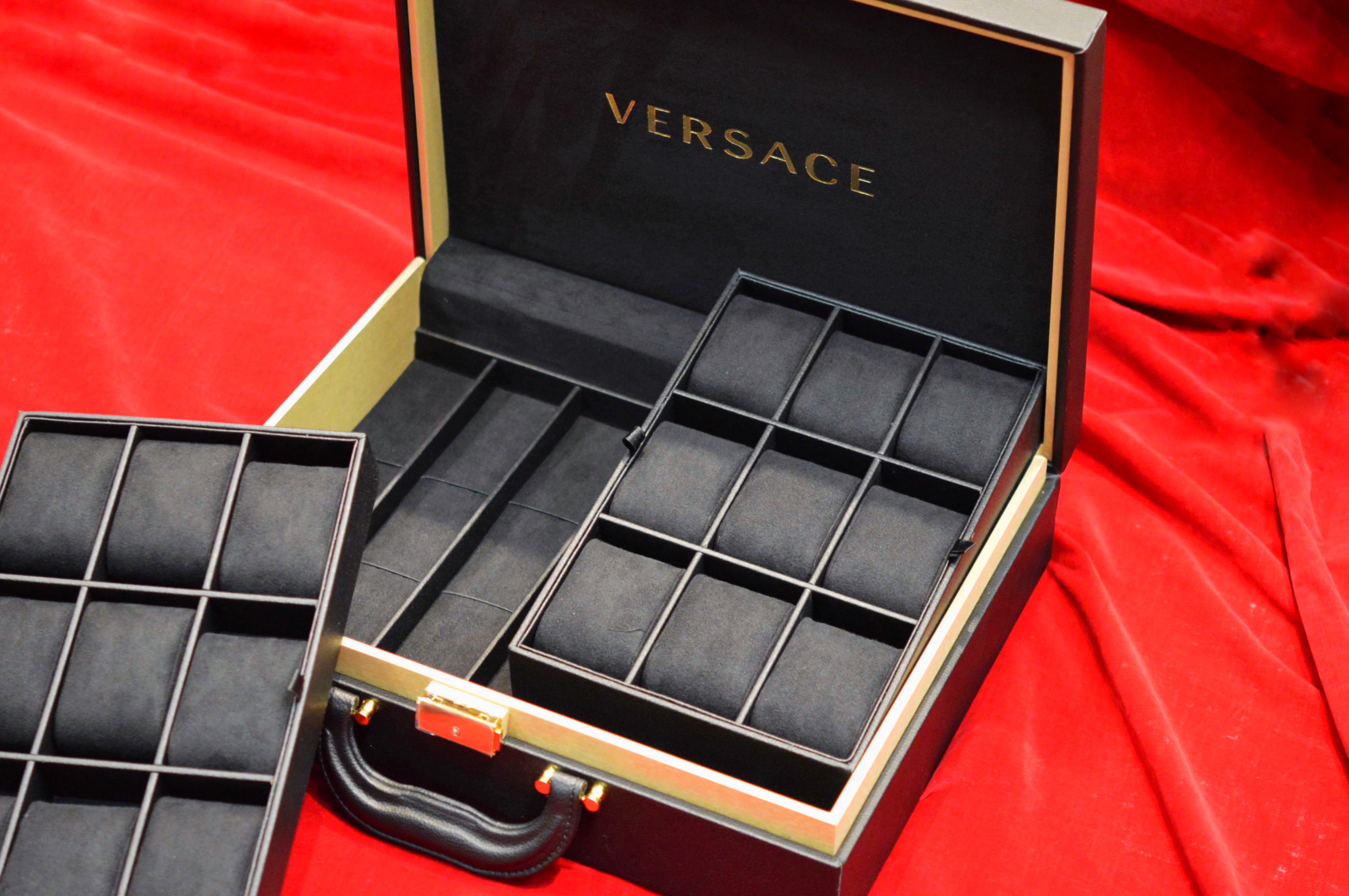 ヴェルサーチ(VERSACE) | ブランド腕時計の正規販売店紹介サイトGressive/グレッシブ