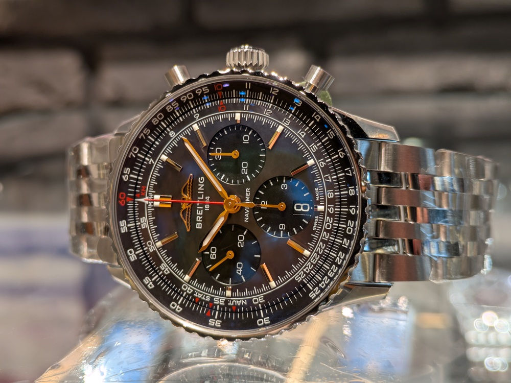  【ブライトリング】日本限定の特別なナビタイマー！神秘的なブラックマザーオブパールダイヤル「ナビタイマー B01 クロノグラフ 43 ジャパンエディション」