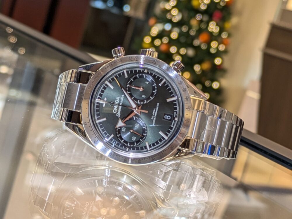  【オメガ】深緑のサンレイ文字盤が魅せるヴィンテージ感。流行に流されない大人の逸品_スピードマスター’5﻿7コーアクシャル マスター クロノメーター クロノグラフ 40.5M﻿M_332.10.41.51.10.001