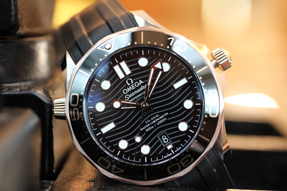 【オメガ】ラグジュアリーなダイバーズウォッチ_シーマスター ダイバー 300M マスタークロノメーター 42mm_210.22.42.20.01.002