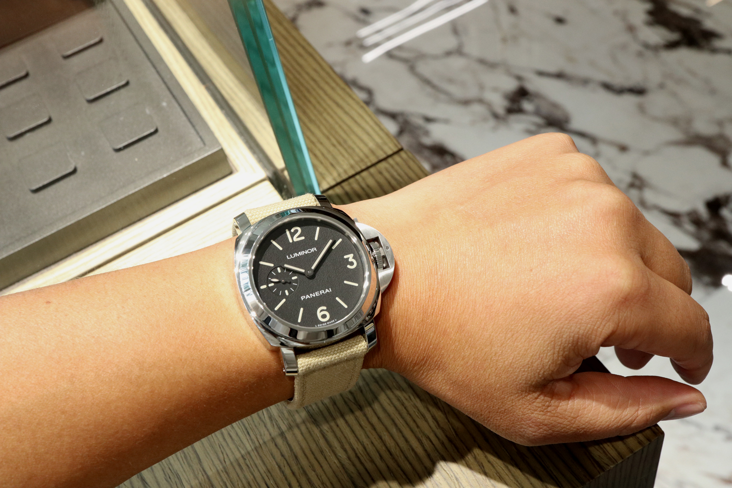 【パネライ】この見た目でこの快適さ！？実は史上初の42mmルミノール「PAM01710」のギャップ萌えな魅力を実機レビュー！
