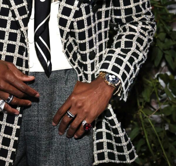  謎の「逆パンダダイアル」が放つ予兆！アンバサダーが示した2026年の新作スピードマスターを予想する