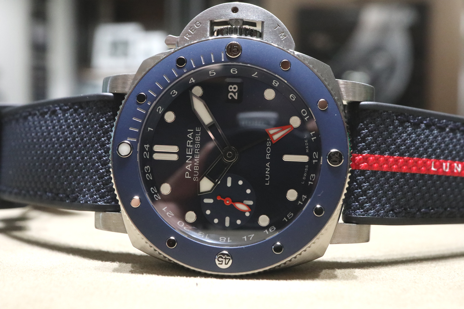  【パネライ】ベストなタイミングで再入荷！500M防水×24時間GMTのハイスペックモデル　PAM01507サブマーシブル GMT ルナ・ロッサ チタニオ