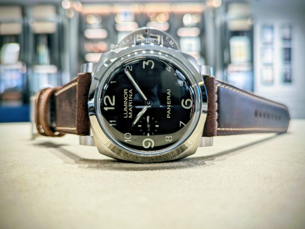  【 パネライ 】うっとりするほど美しい魅惑の風防と、『ノンデイト』がパネライファンを熱狂させる！フルアラビアインデックスのルミノール マリーナ【PAM01759】