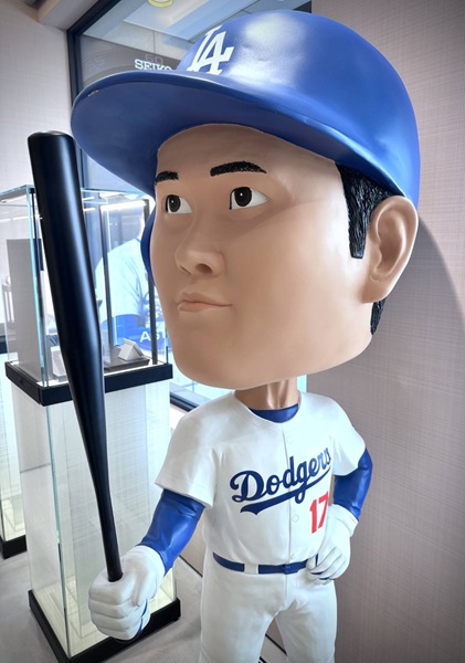 巨大ボブルヘッド人形展示中
