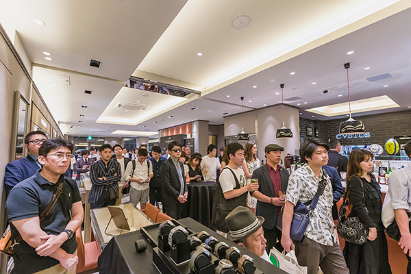 急な開催決定にもかかわらず、40人を越える熱心な時計愛好家が集まった「oomiya 大阪心斎橋店」でのノルケイン・ローンチイベント