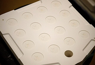 配合された材料に水を加えて「泥漿（でいしょう）」とし、これを石膏の型に流し込む「鋳込み成形」により文字板の原型が作られる。