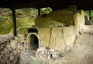 山の斜面に造られた『しん窯』。現在でも工房裏手の敷地内の山の斜面には、かつて大物の磁器を焼き続けた「黒牟田新窯」が残っており、古窯跡として保存指定も受けている。