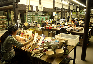 『しん窯』では機械ではなく職人の手によって磁器作りを続けている。それは器を成形する「細工場」、絵付けの「絵描き座」、釉薬をかけ焼く「窯場」の三つに分けられる。