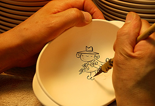 『しん窯』のブランド『青花』の特徴は形状のおおらかさ、絵柄の楽しさユニークさ、呉須の味わい、釉薬の温もり、控え目で飽きのこない暮らしの器であること、となっている。