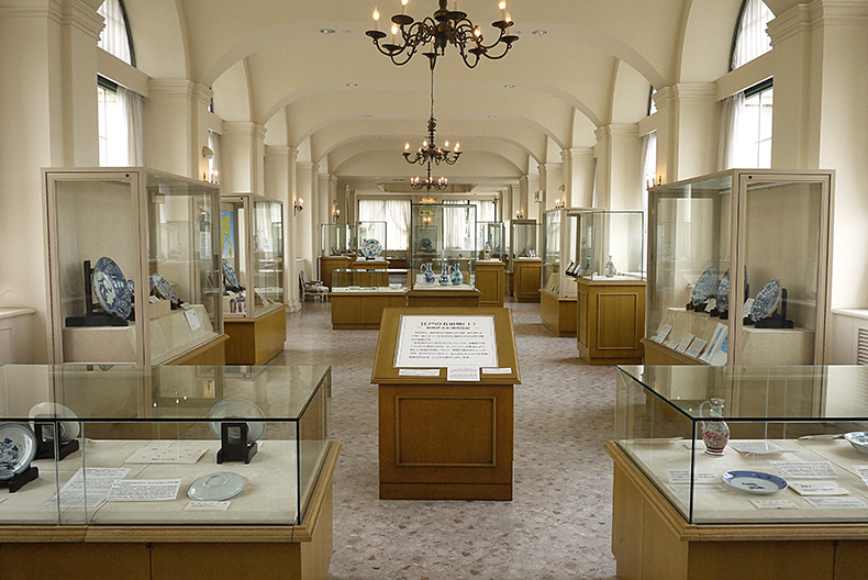 ドレスデンのツヴィンガー宮殿を模した建物の右ウイングは歴史的磁器を展示するミュージアム
