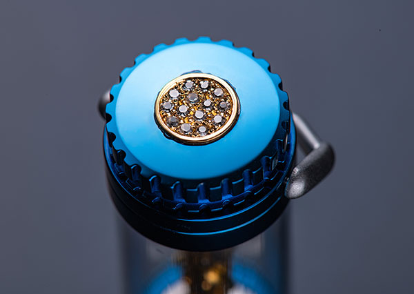カプセル・モデルのブルー・バージョンにはリューズ部分にダイヤモンド・セッティングが施されている