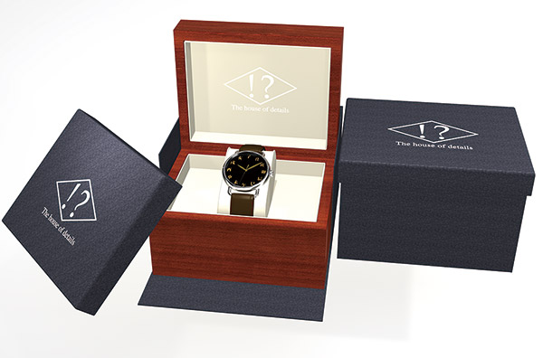 この「細密加賀蒔絵時計」は、佐竹氏が手掛けるアクセサリー・ブランド「!?（EXCLAMATIONとQUESTION）」のロゴが入った特製ボックスに収められて納品される。