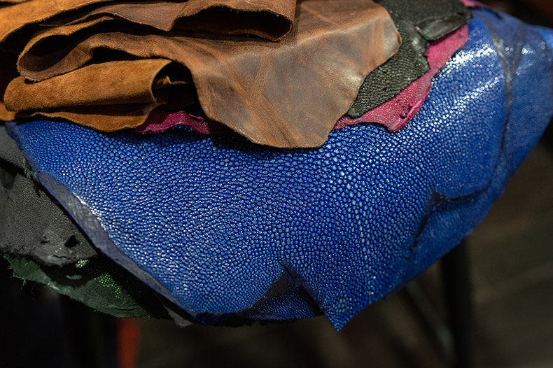 看板素材のガルーシャを始め、クロコダイルなどエキゾチックレザーと呼ばれる特殊な皮革も多くストックする「ガルーシャテイル」
