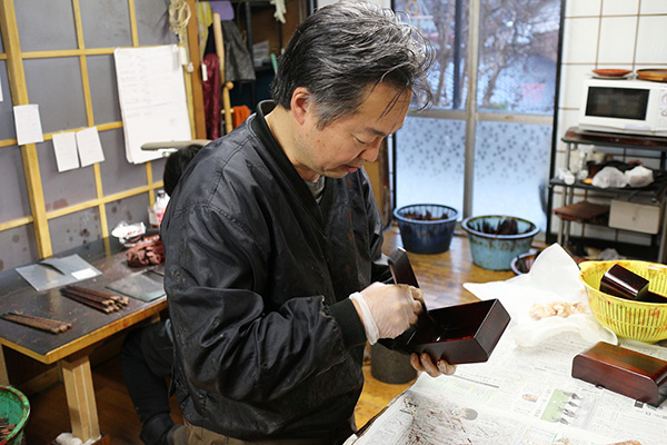 漆塗りは木曽漆器伝統工芸士の西野孝章さん（西野うるし工房）が担当