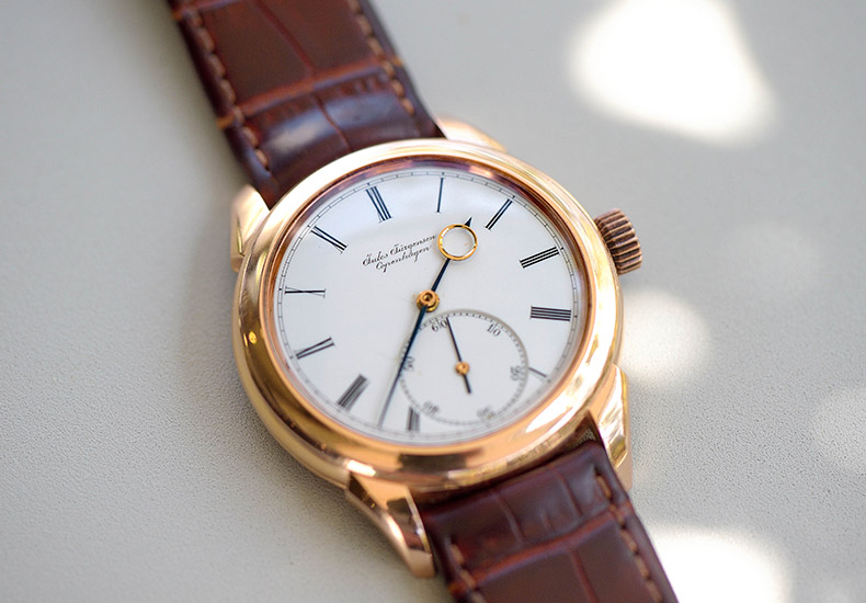「プリムヴェール」の前に関口さんが製作した古い小型懐中時計のムーブメントを搭載した腕時計