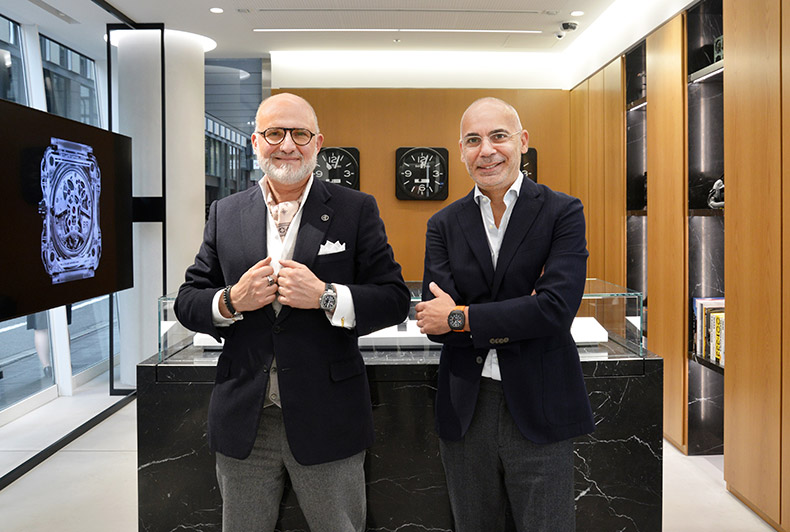 「BR-X5」のローンチに合わせて来日した、CEOのカルロス・A・ロシロ（左）と、クリエイティブ・ディレクターのブルーノ・ベラミッシュ（右）。