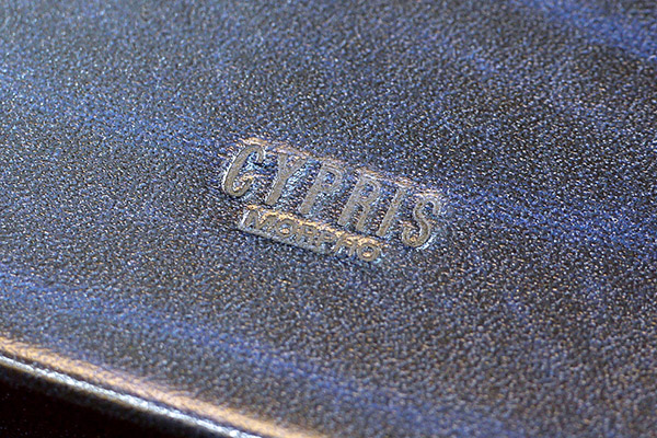 トランクの上蓋に刻まれた「CYPRIS(キプリス)」のロゴ。このようなディテールにもさりげなく高級感・上質感が漂う。