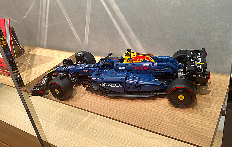 2025年、タグ・ホイヤーは22年ぶりにF1との10年のパートナーシップを再締結。それを示すＦ1マシンのミニチュア展示に象徴されるように、ブランドのDNAに深く刻まれるモーターレーシングやF1との繋がりを活かし、タグ・ホイヤーが掲げる『Designed to Win (勝利のために)』のスローガンの如く、目標に向かって前向きに挑戦する、すべての世代にご着用いただきたいという願いが込められている。