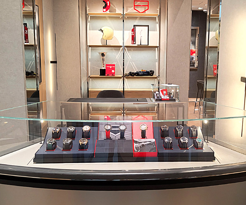 新しい「タグ・ホイヤー 広島」では、これまで通り最新モデルや限定モデルに加え、アイコンコレクションである「タグ・ホイヤー カレラ」や「タグ・ホイヤー モナコ」、「タグ・ホイヤー アクアレーサー」、そして2025年10月にリニューアルされた「タグ・ホイヤー Connected Calibre E5」など多彩なタイムピースがそろっている。
