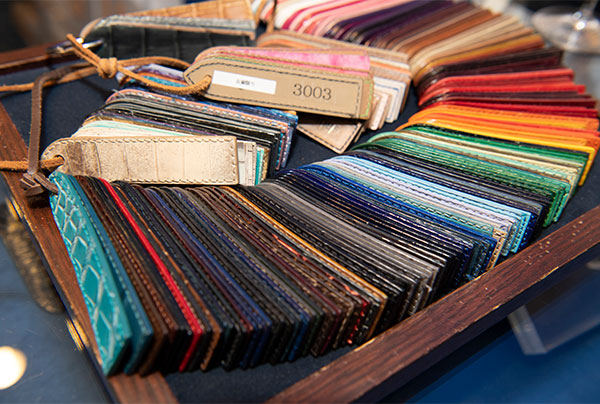 「アトリエ ジャン・ルソー銀座」には豊富な皮革素材が用意されているので、ここから好みのものを選んでサイズを決めてオーダーが可能。また随時、新たな素材が開発され、フランスの本社から送られてくるので、いつ見ても新しい発見がある。