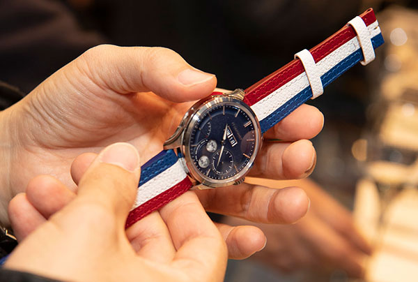 「ペキニエ」と「アトリエ ジャン・ルソー」がどちらもフランスの無形文化財企業ということで、赤・白・青の三色のレザーを用いたトリコロール・ストラップも製作された。これぞフランス流の遊び心である。