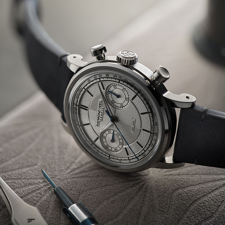 クラシカルでありながらモダンさも感じさせる「ミレジム ザ フィフティ」の文字盤。4分割された中央部とアワートラック、ミニッツトラック、インダイアルの4つのパートで構成され、それぞれに異なる装飾を施すことで、針やインデックスがくっきりと浮き上がり、最上級の視認性を提供する。