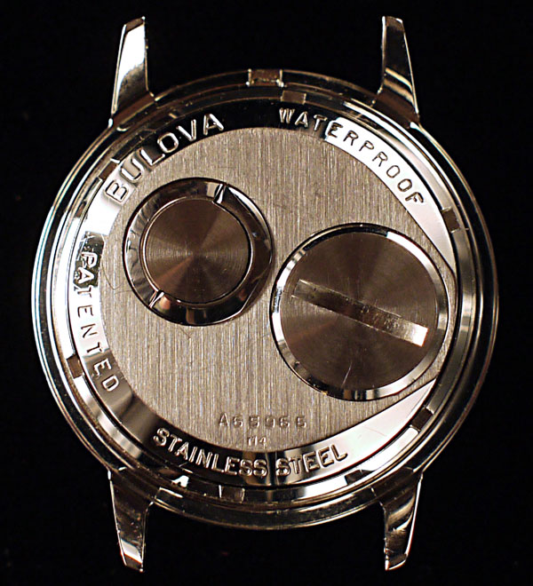 オリジナルの「アキュトロン」では、高精度モデルであることを誇示するためリューズが通常の位置になく、裏蓋にある折りたたみ式のノブを起こして針合わせをする必要がある