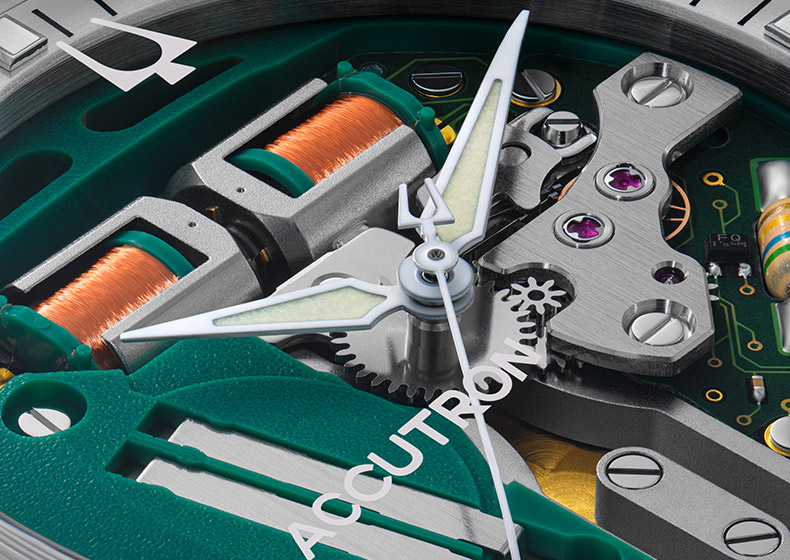 オリジナル(原型)の「スペースビュー」にならって、本作でもダイアル側は文字板のないシースルー仕様となっている