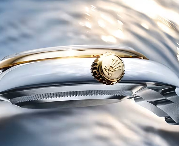 イエローゴールドのリューズにはオイスター100周年の記念を表すため、ロレックスのシンボルである王冠のマークの下に数字の100が記されている。