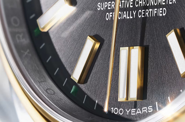 落ち着いた雰囲気を醸し出すスレートのダイアルには、6時位置のインデックスの下に通常であれば生産国を示す「SWISS MADE」という表記に代えて、「100 YEARS」と記され、アニバーサリーイヤーを祝福する。