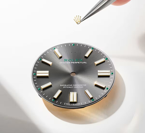 サンレイ仕上げのスレートカラー・ダイアルには、ミニッツトラックに5分間隔でグリーンの四角形が配置されており、12時位置にある「ROLEX」のブランド名も、シンボルカラーであるグリーンでパッド印刷されている