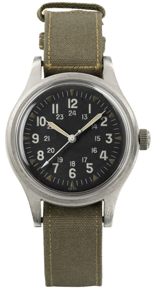 1970年9月のみに発行されたミルスペック「FAPD-5101」、通称「タイプ1 ナビゲーター」のオリジナルモデル。今回の新作と比較すれば、そのマニアックな再現度が確認できる。ETA社のCal.2391を自社改良した手巻き式ムーブメントのCal.684搭載