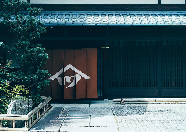 「HOSOO（細尾）」は1688年（元禄元年）に本願寺より「細尾」の苗字を受け、京都・西陣において創業。西陣は京都旧市街、上京区から北区にわたる地域一帯の呼称で、ここで生産される先染の織物が「西陣織」と呼ばれている。