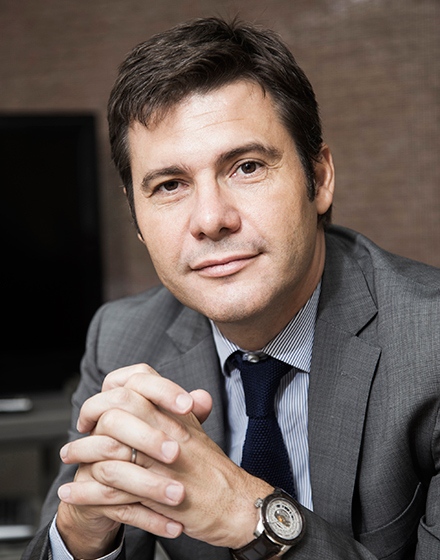 エッフェル塔を素材にした 世界唯一の時計メーカー | ブランド腕時計の