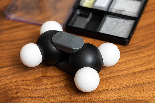 ポスタ氏がカーボンコンポジット製ヒゲゼンマイの製造工程を説明するためにスイスから持参したカーボンの原子構造模型