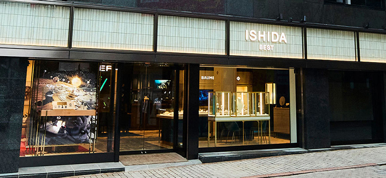 「ISHIDA新宿」のファサードは、黒を基調とした落ち着いた雰囲気に。モダンな高級感があり、気分よく買い物ができそうだ。