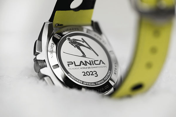 ケースバックには機械式モデルと共通で、第54回大会の開催地スロベニアのプラニツァ(PLANICA)の都市名とスキージャンプのイラストを刻印