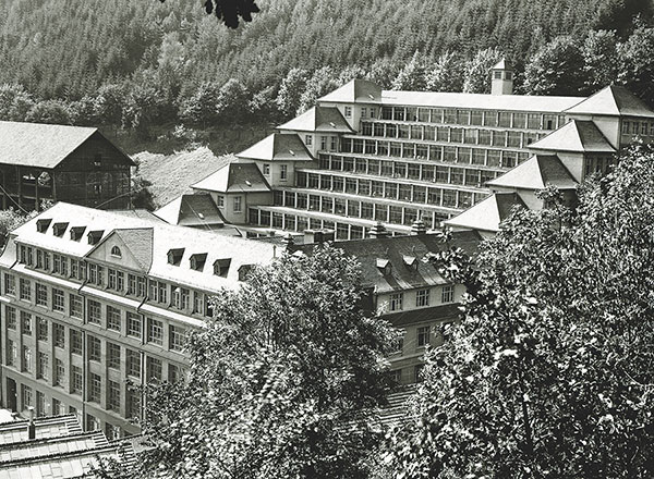 1916年から1918年の足掛け3年をかけてラウターバッハ峡谷に建築された、テラス式構造の「ユンハンス・テラスビルディング」