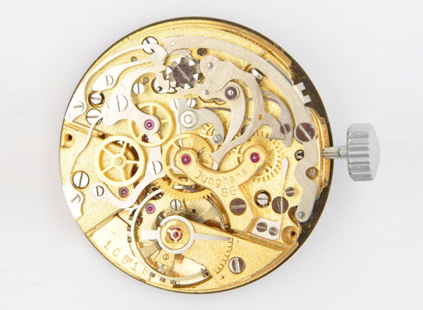 ユンハンスの自社設計・製造ムーブメントの腕時計への搭載は1930年代に始まった。最初はスモールセコンドムーブメントをセンターセコンドへ仕様変更したCal.J80を搭載するが、やがて最上級タイプのCal.J80/2へと進化