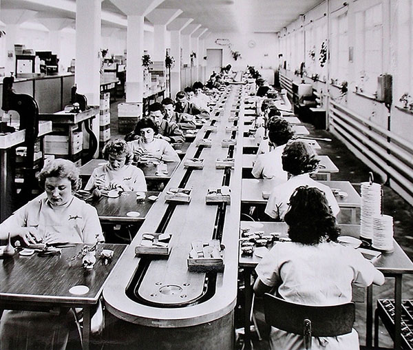 1960年頃の工房でのおそらくテーブルクロック類の作業風景