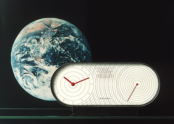 1985年の初期の電波式置時計。時計の中央上部に記されているドイツ語は大体以下のことが記されている