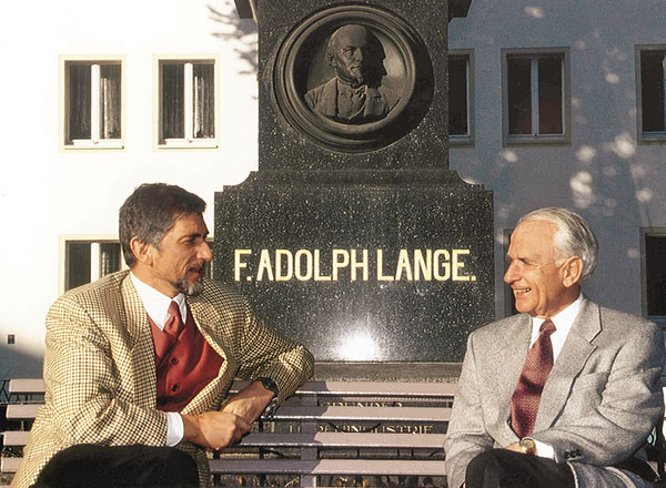 創業者フェルディナント・アドルフ・ランゲの記念碑を前にして、ギュンター・ブリュームライン氏(左)とウォルター・ランゲ氏(右)