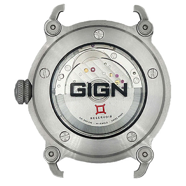 ケースバックのクリスタルガラスには「GIGN」のプリントが施され、裏蓋は5点ビス留め。滑り止め加工が施されたグリップ付きねじ込み式リューズ。